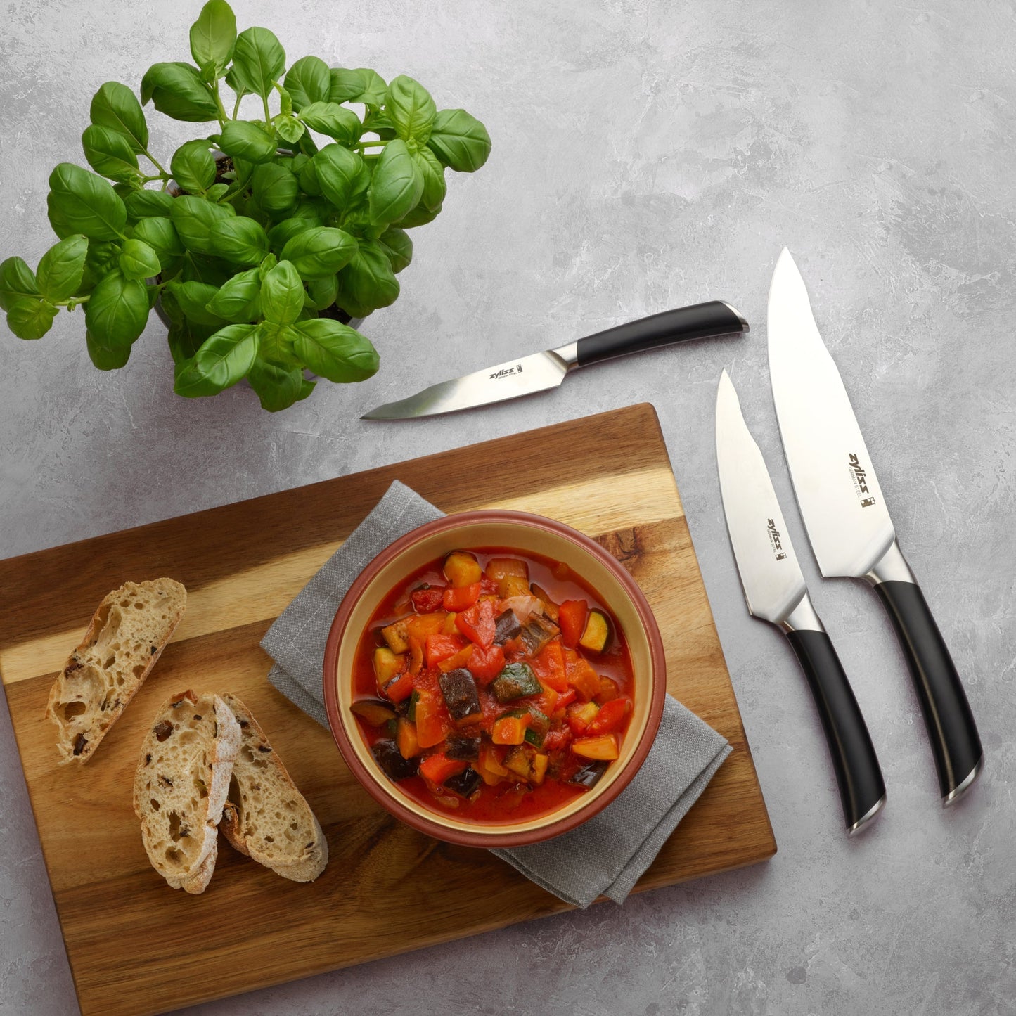 Serrated paring knife 11 cm/4.5 in